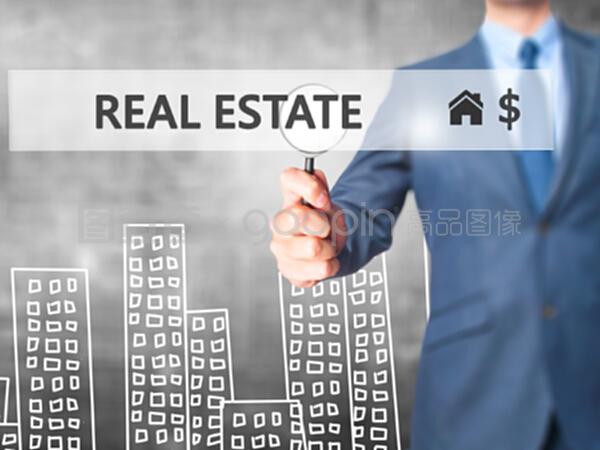 房地產經紀人按下虛擬屏幕上的按鈕。